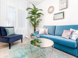 TV - Elegant 4BR Apartment with Modern Amenities in Central Málaga (Málaga)