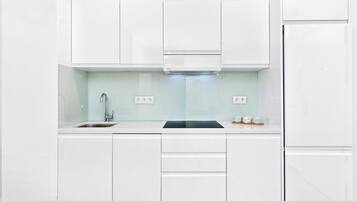 Refrigerador, microondas, lavavajillas y cafetera y tetera