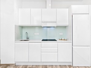 Refrigerador, microondas, lavavajillas y cafetera y tetera 