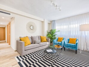 TV - Spacious 5-Bedroom Apartment near Guadalmedina River, Málaga (Málaga)