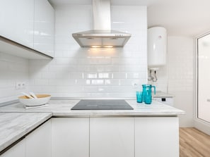 Kühlschrank, Mikrowelle, Wasserkocher mit Kaffee-/Teezubehör, Toaster