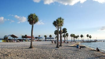 Aurinkotuoleja, rantapyyhkeitä