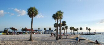 Serene, Peaceful, Old Florida Cottage. Steps to sunrise, sunset, & fishing.