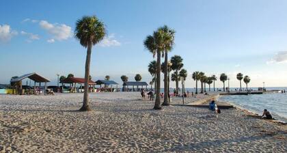 Serene, Peaceful, Old Florida Cottage. Steps to sunrise, sunset, & fishing.