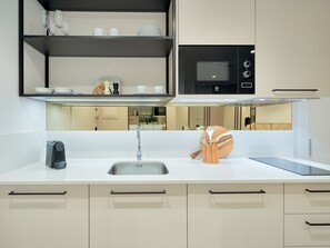 Kühlschrank, Mikrowelle, Wasserkocher mit Kaffee-/Teezubehör, Toaster