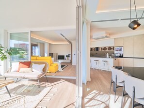 TV - Central Malaga apartment with terrace and equipped kitchen (Málaga)