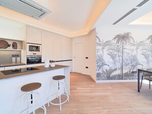 Fridge, microwave, oven, dishwasher - Central Malaga apartment with terrace and equipped kitchen (Málaga)