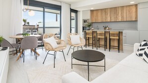 Un apartamento moderno con comedor, cocina y sala de estar.