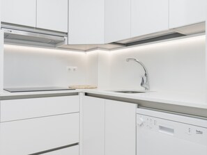 Fridge, microwave, coffee/tea maker, toaster - Charming Malaga Apartment with Pool, WiFi & A/C - Ideal for 2 (Málaga)