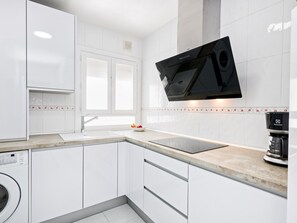 Fridge, microwave, dishwasher, coffee/tea maker - Elegant 1-bedroom apartment, Málaga city center, WiFi, air conditioning (Málaga)