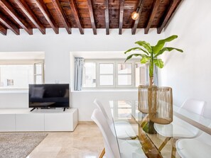Dining - Elegant 1-bedroom apartment, Málaga city center, WiFi, air conditioning (Málaga)