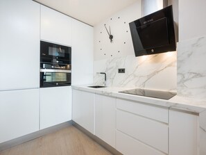 Kühlschrank, Mikrowelle, Ofen, Geschirrspüler
