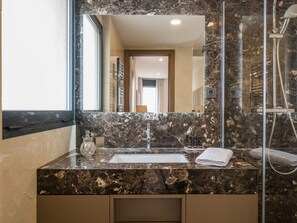 Hair dryer - Beachfront 2BR Apartment in Central Malaga with Terrace and Modern Amenities (Málaga)