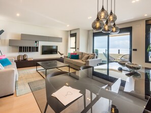TV - Beachfront 2BR Apartment in Central Malaga with Terrace and Modern Amenities (Málaga)