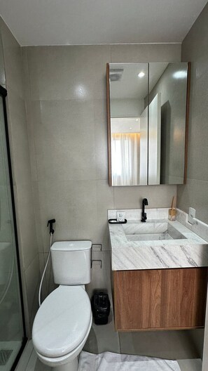 Deluxe Apartment | Bathroom | Shower, free toiletries, hair dryer, towels - Apto. Aconchegante na Ponta Negra (Manaus)
