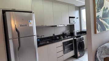 Deluxe Apartment | Private kitchen | Full-size fridge, microwave, oven, stovetop