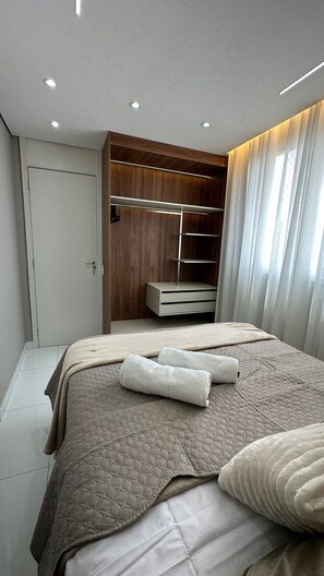 Individually decorated, individually furnished, desk, laptop workspace - Apto. Aconchegante na Ponta Negra (Manaus)