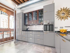 Kühlschrank, Mikrowelle, Ofen, Geschirrspüler