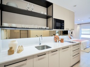 Kühlschrank, Mikrowelle, Wasserkocher mit Kaffee-/Teezubehör, Toaster