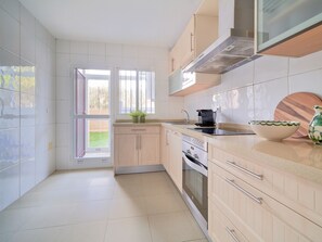 Fridge, microwave, oven, dishwasher - Charming 3-Bed Apartment with Pool & Parking in Exclusive Miraflores del Palo, Málaga (Málaga)