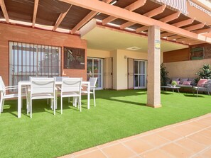 Outdoor dining - Charming 3-Bed Apartment with Pool & Parking in Exclusive Miraflores del Palo, Málaga (Málaga)