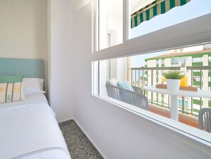 4 bedrooms, Internet - Elegant 4-Bedroom Apartment Near Malaga Beach with Terrace, Parking & Modern Amenities (Málaga)