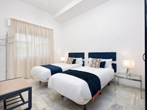 3 bedrooms - Elegant 3-Bedroom Apartment in Central Malaga, Close to Attractions and Amenities (Málaga)