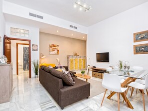 Living area - Elegant 3-Bedroom Apartment in Central Malaga, Close to Attractions and Amenities (Málaga)