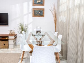 Dining - Elegant 3-Bedroom Apartment in Central Malaga, Close to Attractions and Amenities (Málaga)