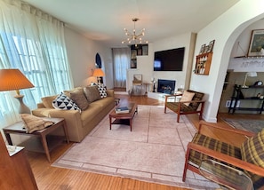 TV, fireplace