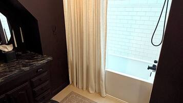 Asciugacapelli, asciugamani, sapone, carta igienica