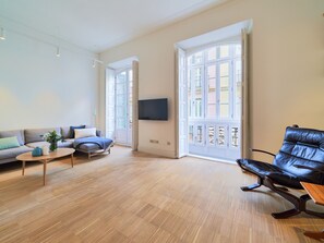 TV - Historic Downtown Gem: Elegant 2BR Apartment with Modern Comforts in Málaga (Málaga)