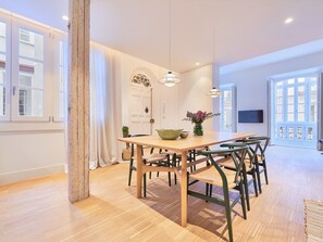 Dining - Historic Downtown Gem: Elegant 2BR Apartment with Modern Comforts in Málaga (Málaga)