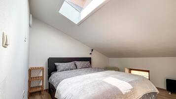3 habitaciones, tabla de planchar con plancha y cuna de viaje
