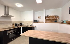 Fridge, microwave, oven, stovetop - Nice home in Labin with WiFi (Labin)