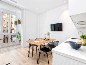 Dining - Elegant Apartment in the Heart of Malaga, 2 Bedrooms, Sleeps 6, Close to Attractions (Málaga)