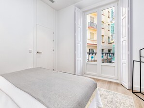 2 bedrooms, free WiFi - Elegant Apartment in the Heart of Malaga, 2 Bedrooms, Sleeps 6, Close to Attractions (Málaga)