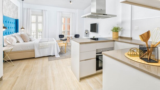 Un apartamento moderno con sala de estar, cocina y comedor.