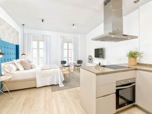 Fridge, microwave, coffee/tea maker, toaster - Central studio in Málaga: 2 guests, modern amenities, next to Atarazanas Market (Málaga)