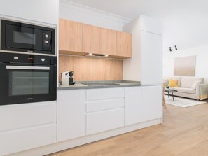Fridge, microwave, oven, dishwasher - Luxury 4-Bedroom Apartment in Central Malaga with Modern Amenities and Nearby Parking (Málaga)