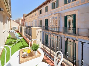 Outdoor dining - Charming 2-Bed Apartment with Terrace and Parking in Central Málaga (Málaga)