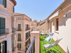Outdoor dining - Charming 2-Bed Apartment with Terrace and Parking in Central Málaga (Málaga)