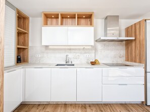 Fridge, microwave, oven, dishwasher - Elegant 3-BR Apartment with Terrace in Central Malaga (Málaga)