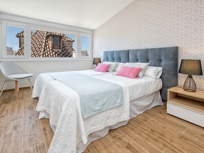 3 bedrooms, free WiFi - Elegant 3-BR Apartment with Terrace in Central Malaga (Málaga)