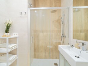 Hair dryer - Coastal Apartment in Huelin: Modern 2BR Near Misericordia Beach (Málaga)