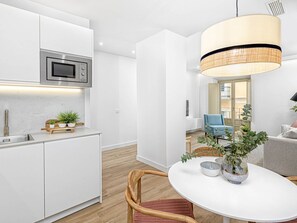 Interior - Stylish 2-BR Apartment near Málaga Alcazaba with Modern Amenities & Comforts (Málaga)