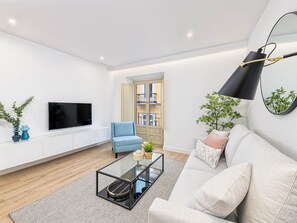 TV - Stylish 2-BR Apartment near Málaga Alcazaba with Modern Amenities & Comforts (Málaga)