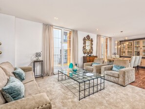 TV - Elegant 2-Bedroom Duplex Penthouse in Historic Malaga Center (Málaga)