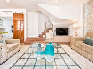 TV - Elegant 2-Bedroom Duplex Penthouse in Historic Malaga Center (Málaga)