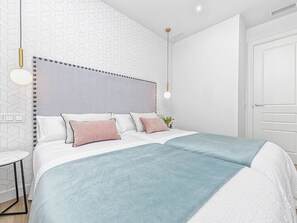 2 bedrooms, free WiFi - Charming Apartment Near Alcazaba Málaga with Modern Amenities, WiFi, and A/C (Málaga)